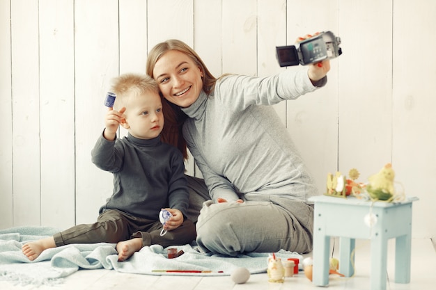 Photo gratuite mère fils, chez soi, préparer, pâques