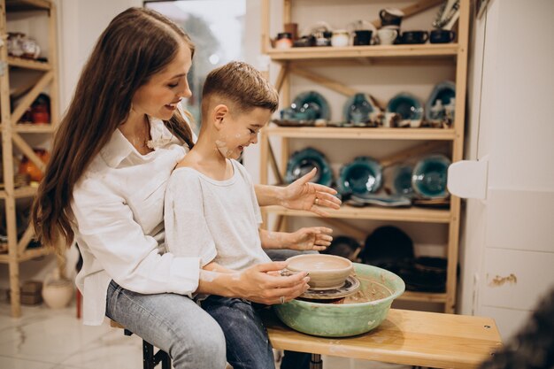 Mère avec fils à un cours de poterie