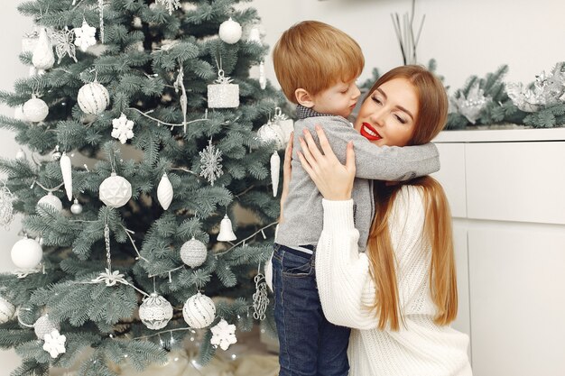 Mère avec fils dans une décoration de Noël