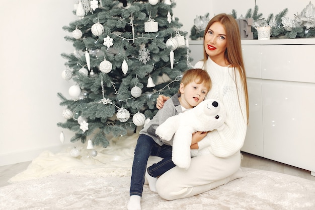 Mère avec fils dans une décoration de Noël