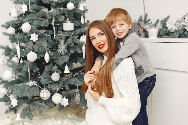 Mère avec fils dans une décoration de Noël