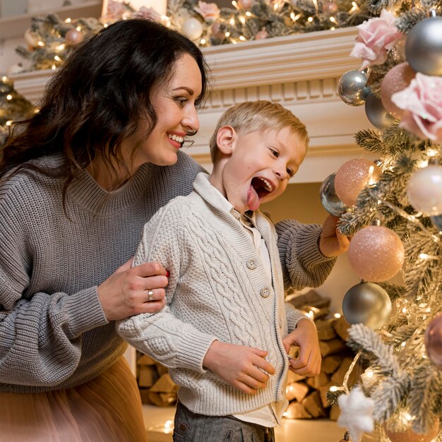 Mère et fils décorant le sapin de Noël