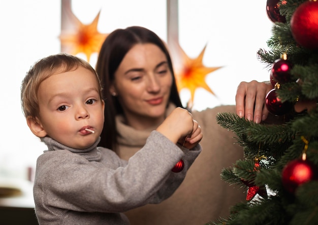 Mère et fils décorant le sapin de Noël