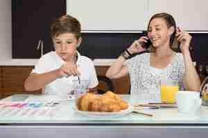 Photo gratuite mère et fils ensemble à la maison