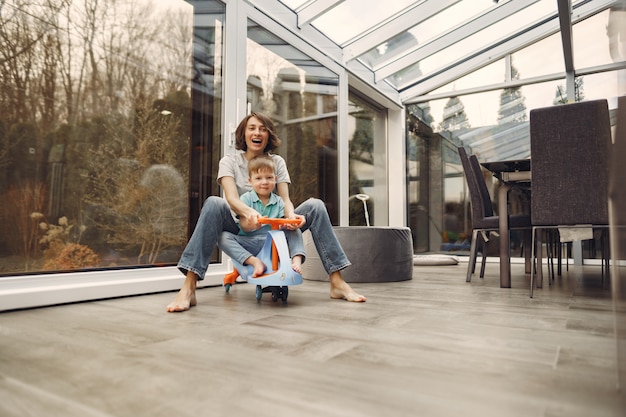 Mère et fils font le tour de l'appartement sur une petite voiture