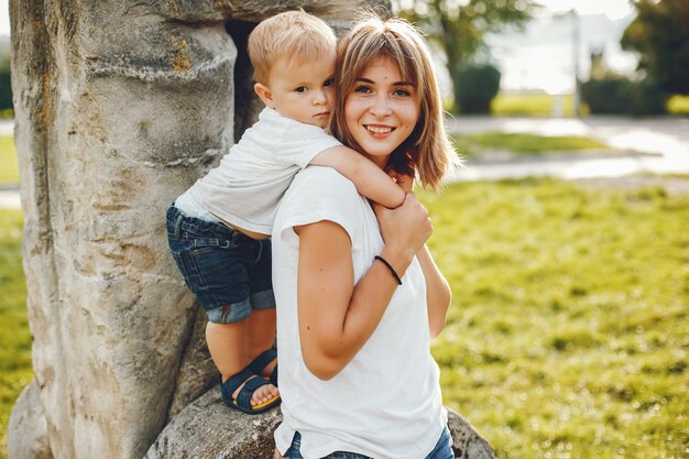 Mère avec fils jouant dans un parc d&#39;été