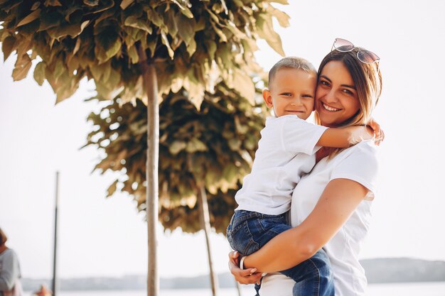 Mère avec fils jouant dans un parc d&#39;été