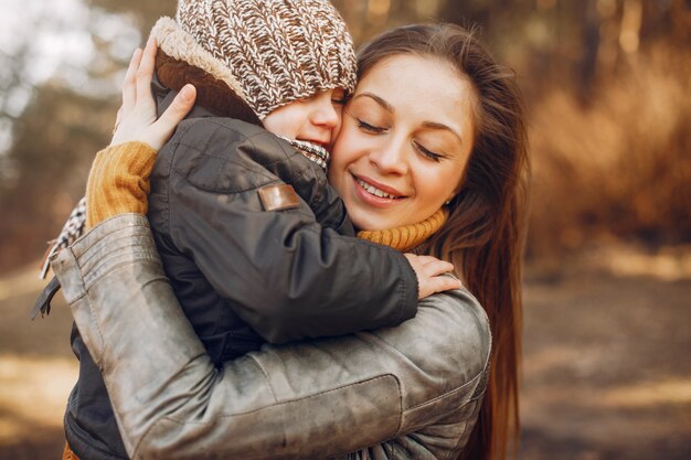 Mère avec fils jouant dans un parc d&#39;été