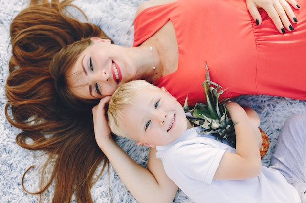 Mère avec fils jouant dans un parc d&#39;été