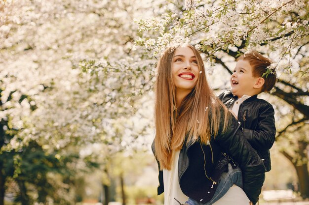 Mère avec fils jouant dans un parc d&#39;été