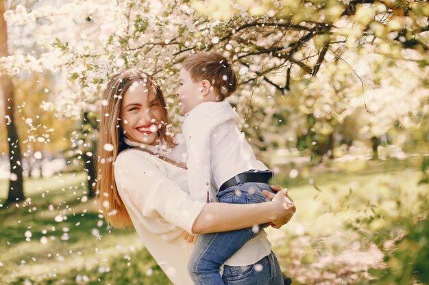 Mère avec fils jouant dans un parc d&#39;été