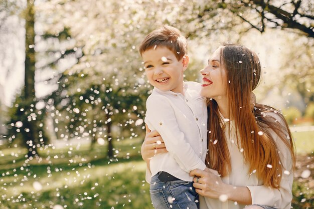 Mère avec fils jouant dans un parc d&#39;été