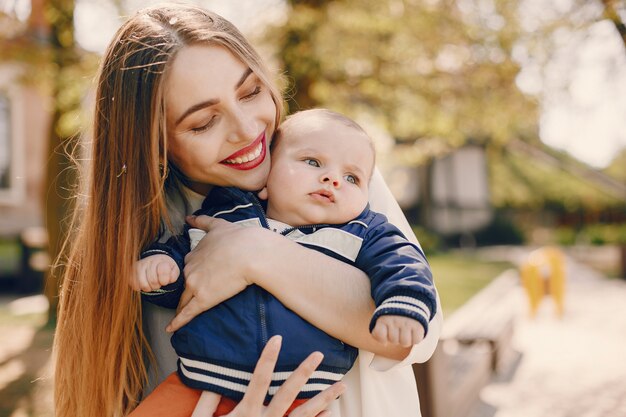 Mère avec fils jouant dans un parc d&#39;été