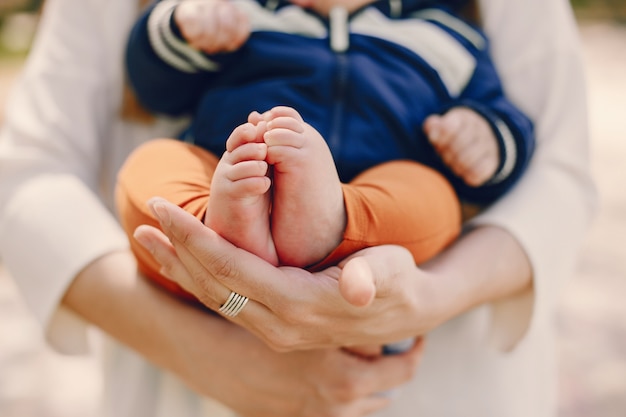 Mère avec fils jouant dans un parc d&#39;été