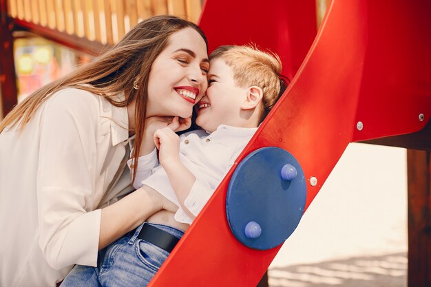 Mère avec fils jouant dans un parc d&#39;été