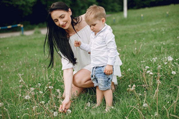 Mère avec fils jouant dans un parc d'été