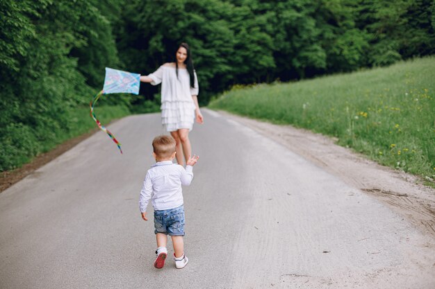 Mère avec fils jouant dans un parc d'été