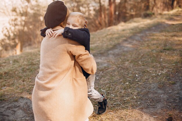 Mère avec fils jouant dans un parc