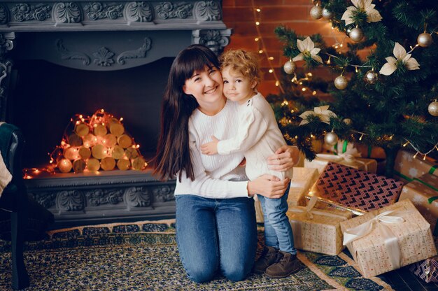 Mère avec fils jouant à la maison