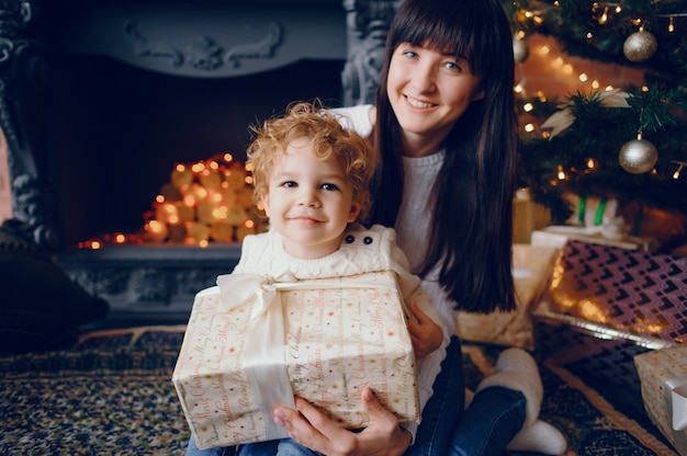 Mère avec fils jouant à la maison