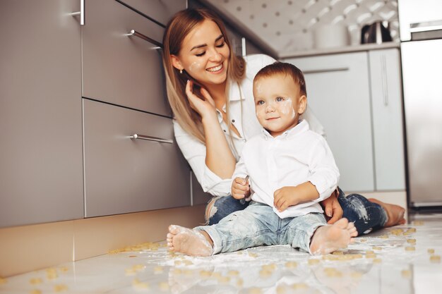 Mère avec fils à la maison