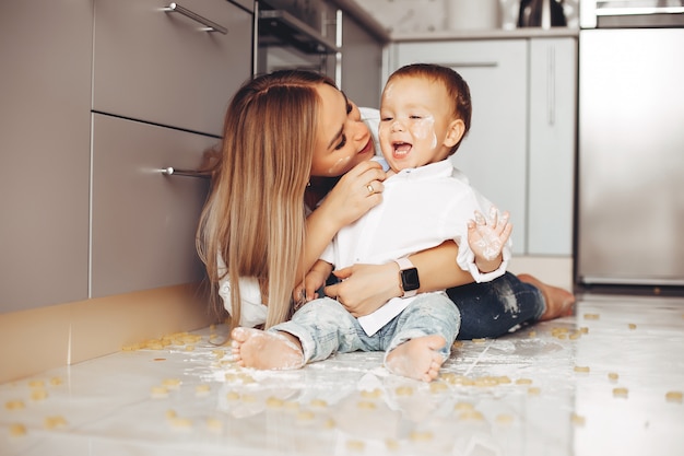 Mère avec fils à la maison