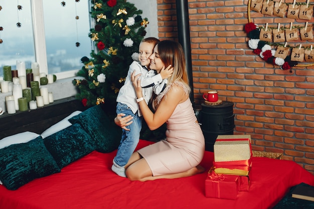 Mère avec fils mignon fête Noël