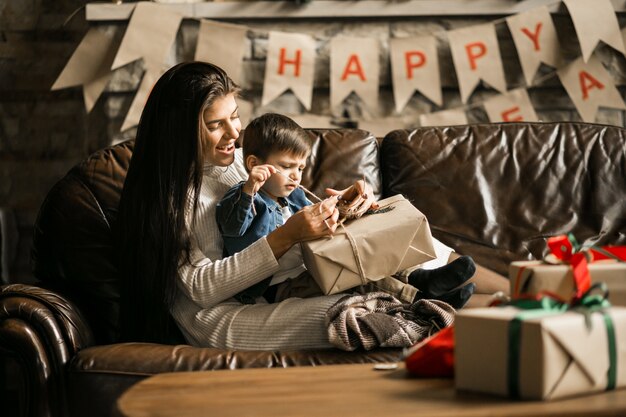 Mère avec fils à Noël avec des cadeaux