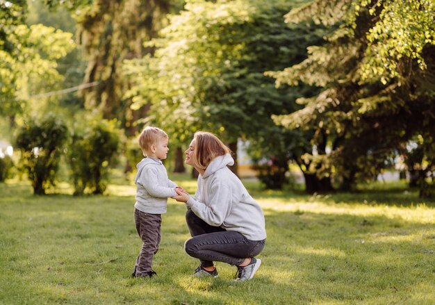 Mère et fils ont des activités ensemble pendant les vacances