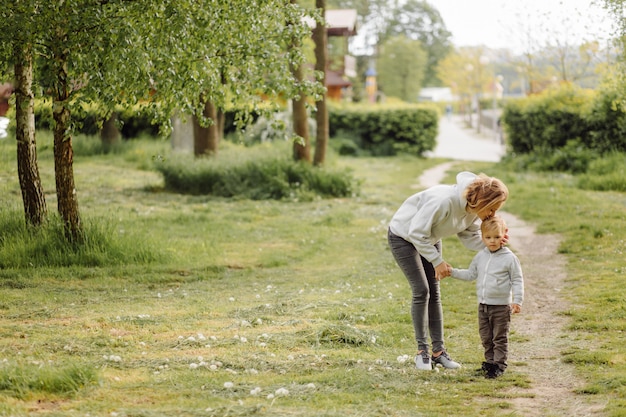 Mère et fils ont des activités ensemble pendant les vacances