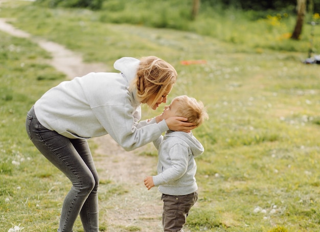 Mère et fils ont des activités ensemble pendant les vacances