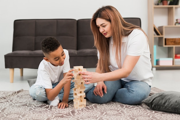 Mère et fils passent du temps ensemble