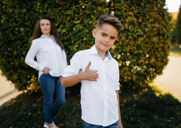 Mère et fils passent du temps à l&#39;extérieur dans le parc