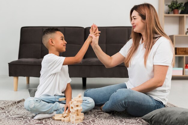 Mère et fils, passer du temps ensemble à l'intérieur