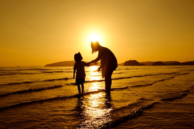 Une mère et un fils en plein air au coucher du soleil avec un espace de copie