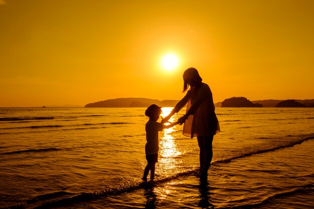 Une mère et un fils en plein air au coucher du soleil avec un espace de copie