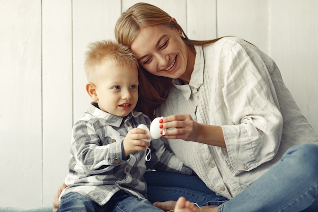 Mère fils, préparer, pâques, chez soi