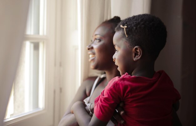 mère et fils regardant par la fenêtre