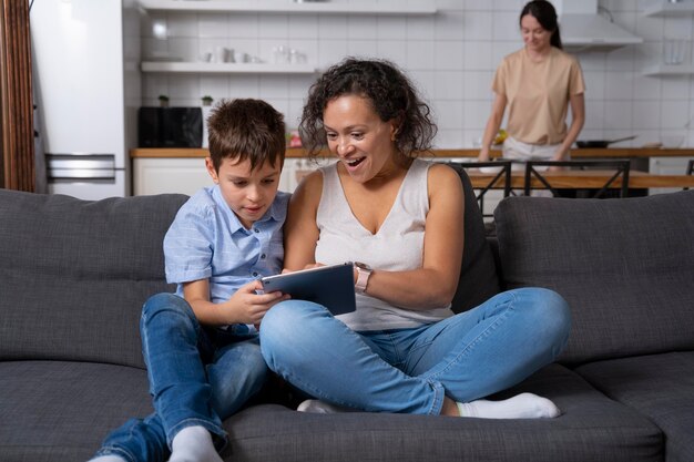 Mère et fils regardant une tablette