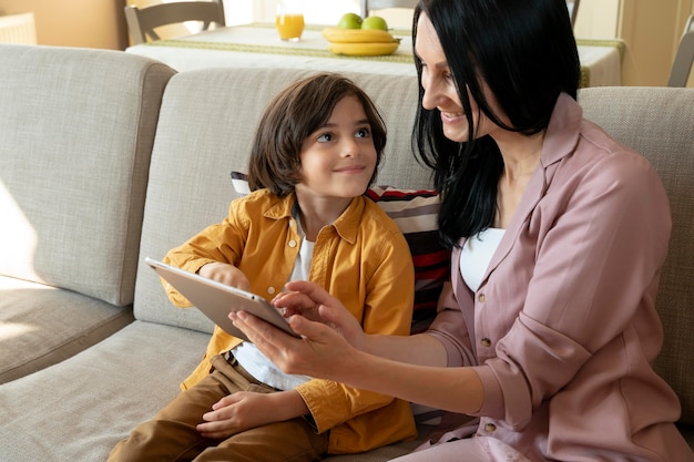 Mère et fils regardant sur une tablette