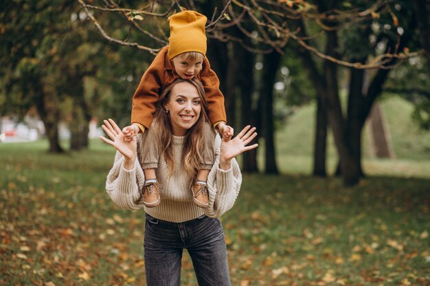 Mère avec fils s'amusant dans le parc