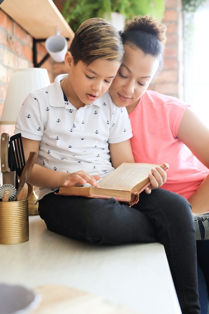 Photo gratuite mère et fils