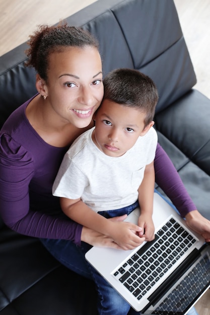 Photo gratuite mère avec fils