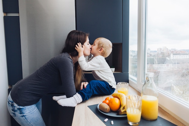 Photo gratuite mère et fils