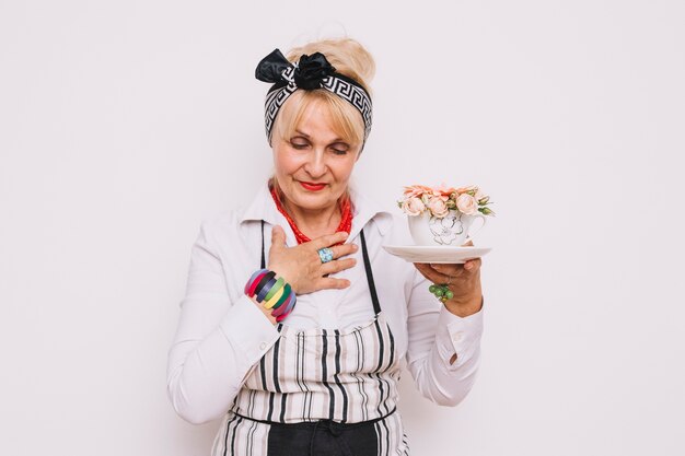 Mère avec des fleurs en coupe