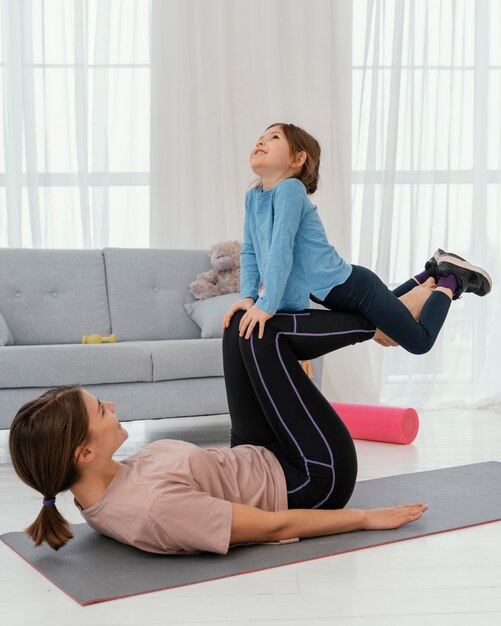 Mère formation avec enfant plein coup