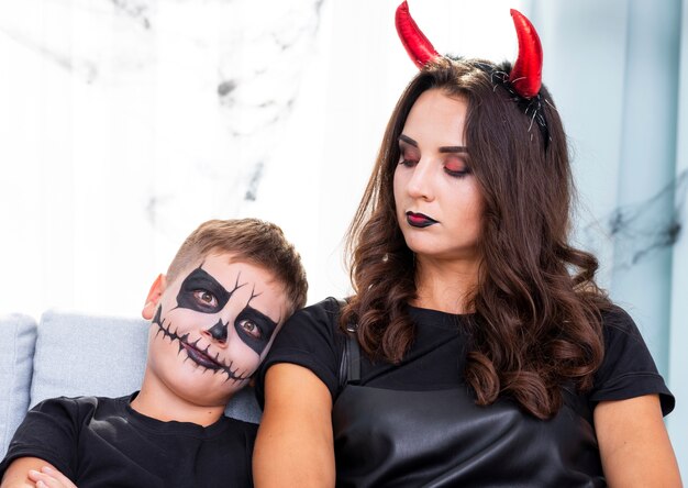 Mère et garçon avec visage peint pour halloween