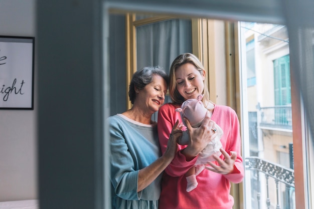 Mère et grand-mère regardant bébé