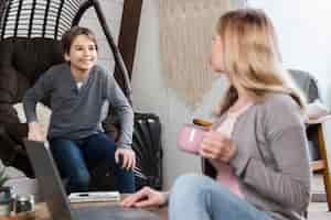 Photo gratuite mère heureuse d'être à la maison avec son fils