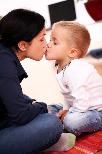 Photo gratuite mère heureuse avec fils